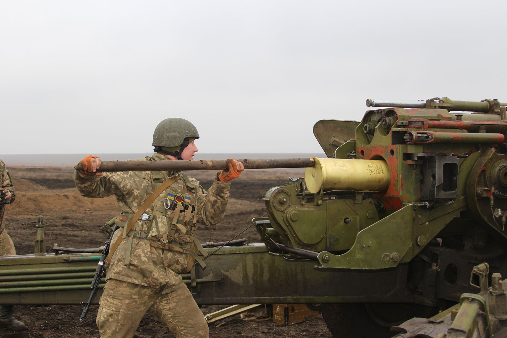 Видео передовой донбасс сегодня. Военные на Донбассе. Артиллерист. Артиллерия ВСУ. Украинские артиллеристы.