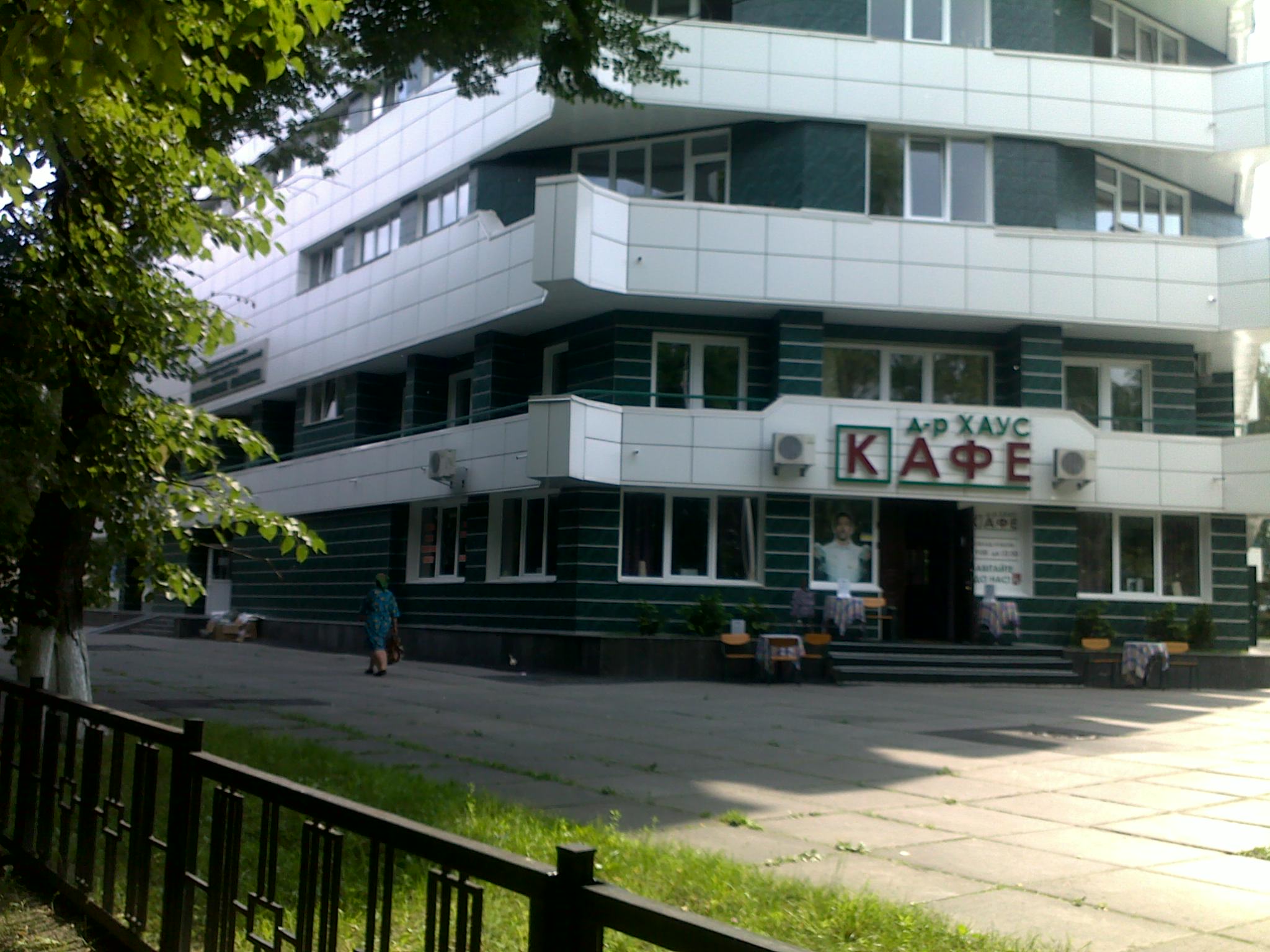 ...у бокового входа