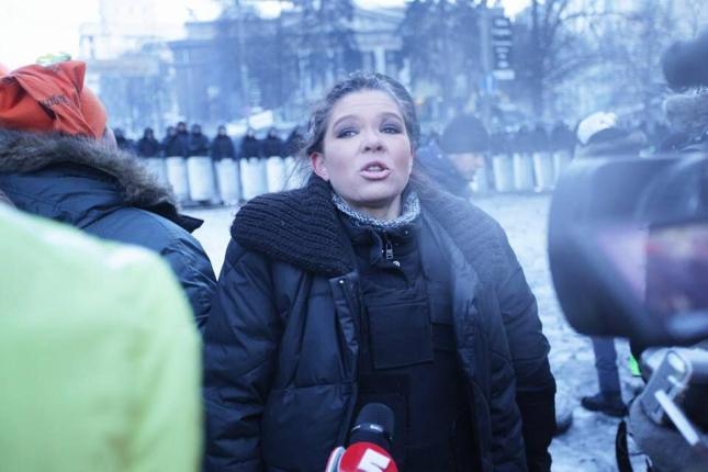 Руслана на акции журналистов перед кордоном силовиков на Грушевского Руслана на акции журналистов перед кордоном силовиков на Грушевского