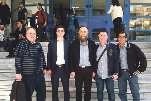 Нікос Котціас — ліворуч, Олександр Дугін — в центрі