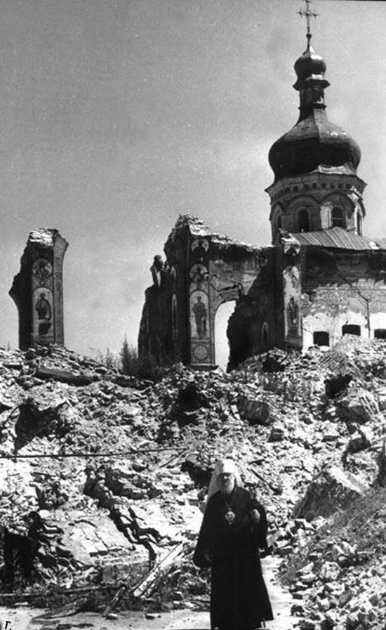 Священник на руинах Свято-Успенского собора Киево-Печерской Лавры. 1942 г. Священник на руинах Свято-Успенского собора Киево-Печерской Лавры. 1942 г.