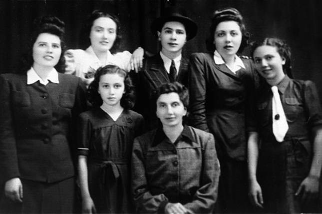 Груповий портрет єврейської сім’ї Кац. Мукачеве, 1942-1943 рр. Груповий портрет єврейської сім’ї Кац. Мукачеве, 1942-1943 рр.