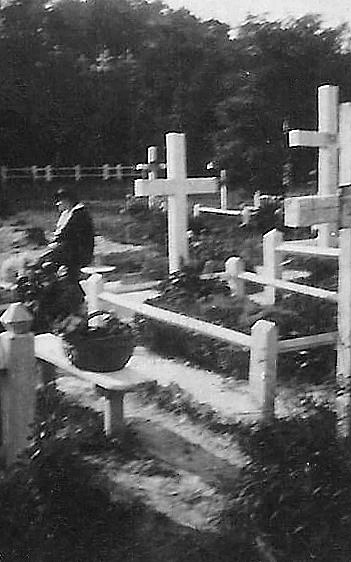 Могила Зарудного на Байковом кладбище в Киеве, сентябрь 1918 г. Могила Зарудного на Байковом кладбище в Киеве, сентябрь 1918 г.