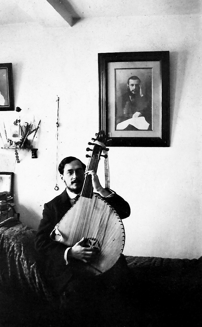 Харьков, 1913 г. На стене портрет отца. Харьков, 1913 г. На стене портрет отца.