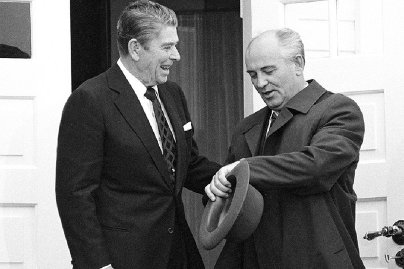 Рональд Рейган і Михайло Горбачов в Рейк'явіку, 1986 р Рональд Рейган і Михайло Горбачов в Рейк'явіку, 1986 р