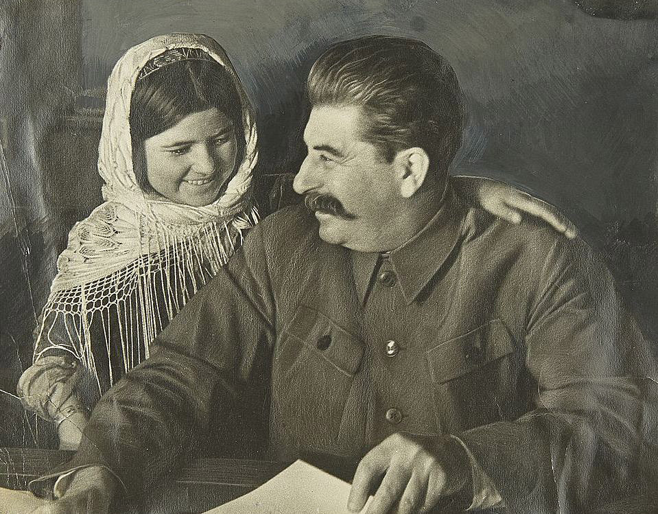 Таджикская девочка Мамлакат Нахангова, получившая в 11 лет орден Ленина и Сталин, декабрь 1935 г.