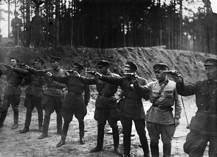 Работники НКВД тренируются на стрельбище, 1930-е годы