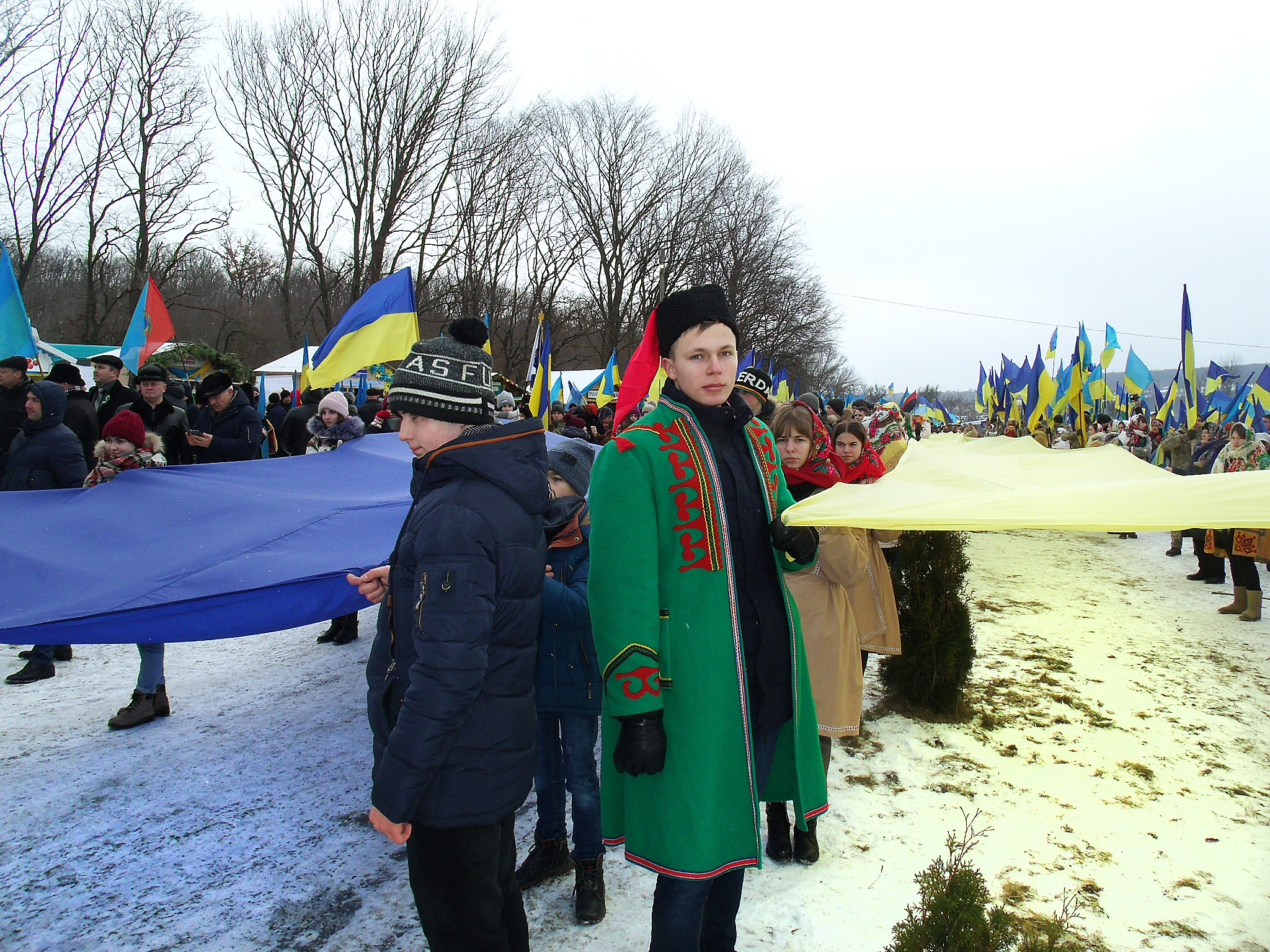 Сине-желтое знамя соединяет берега Збруча Сине-желтое знамя соединяет берега Збруча