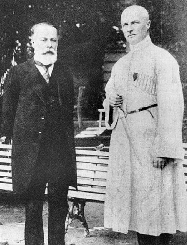 П.Скоропадский и глава Совета Министров Ф.Лизогуб (слева). П.Скоропадский и глава Совета Министров Ф.Лизогуб (слева).