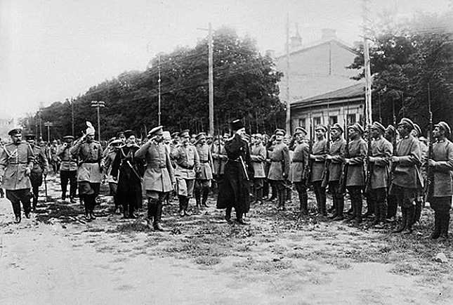 Гетман Скоропадский со штабом инспектирует Серожупанную дивизию. Август 1918 года. Гетман Скоропадский со штабом инспектирует Серожупанную дивизию. Август 1918 года.