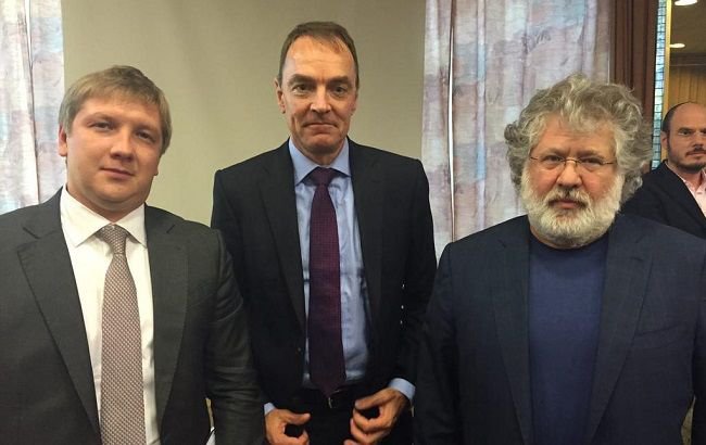 Зліва направо: Андрій Коболєв, Марк Роллінз, Ігор Коломойський Зліва направо: Андрій Коболєв, Марк Роллінз, Ігор Коломойський