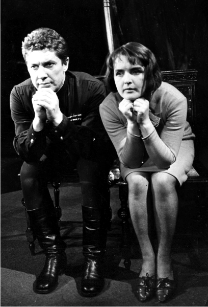 Ада Роговцева у виставі «Варшавська мелодія» Ада Роговцева у виставі «Варшавська мелодія»