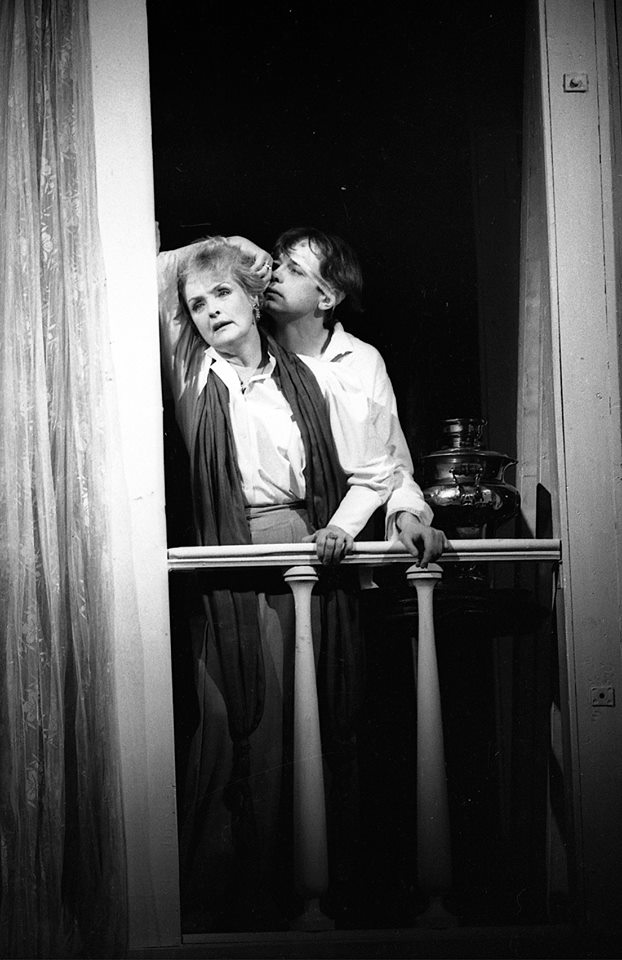 Ада Роговцева у виставі «П’ять пудів любові» Ада Роговцева у виставі «П’ять пудів любові»