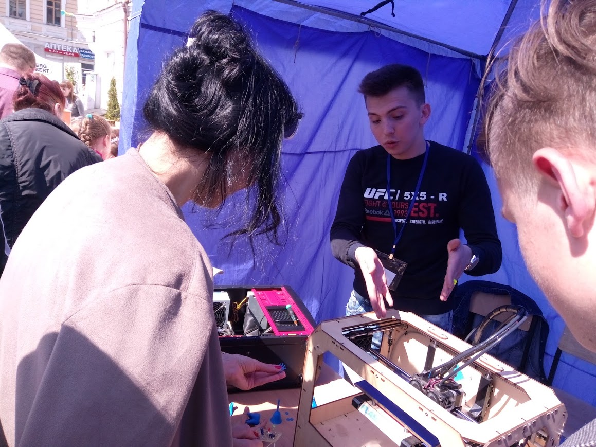 Олег Стефанович розказує про роботу 3D-принтера на науковому пікніку в Житомирі Олег Стефанович розказує про роботу 3D-принтера на науковому пікніку в Житомирі