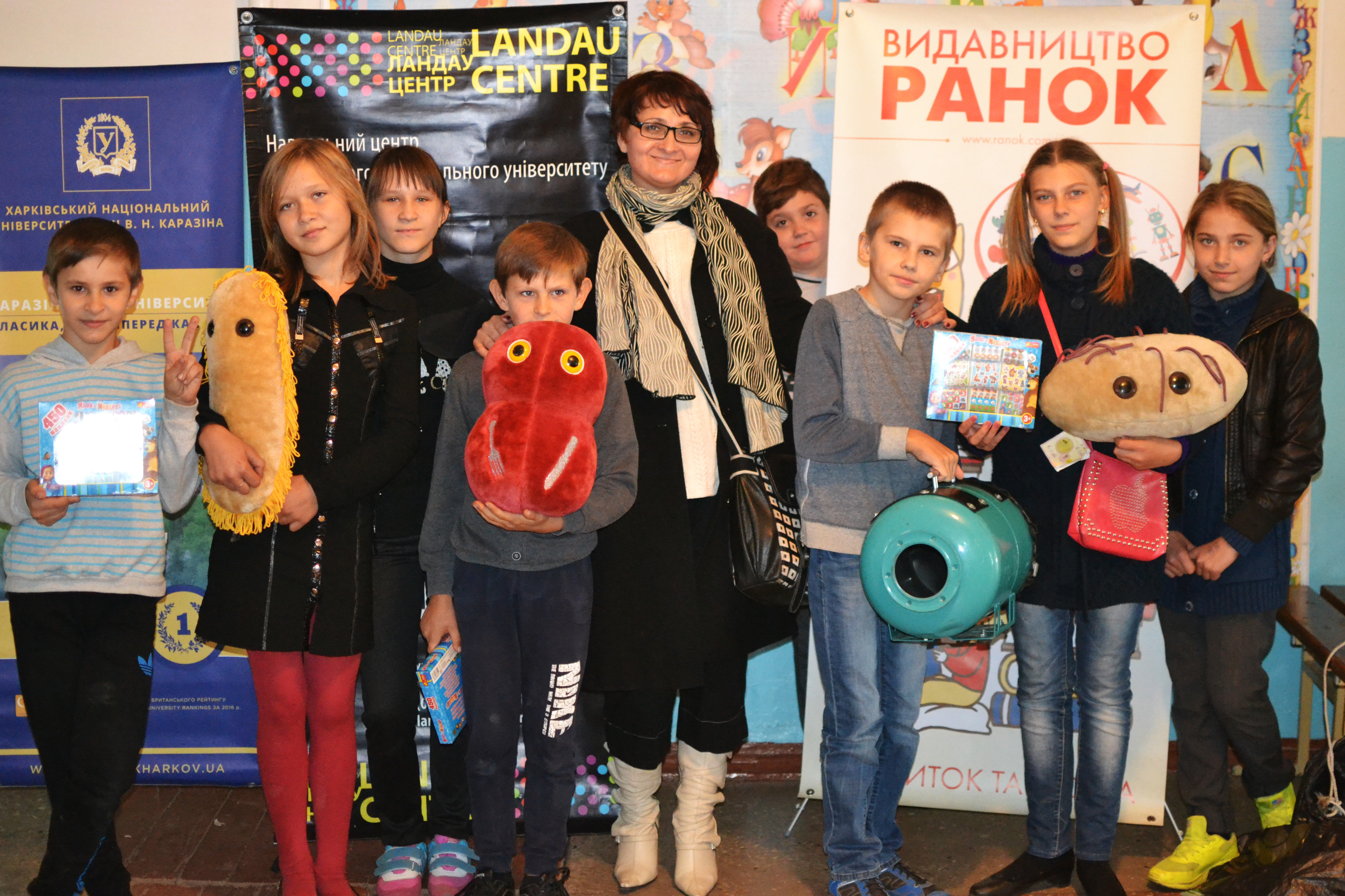 Співорганізатор виставки Вікторія Круглова з борівськими школярами. Харківська область Співорганізатор виставки Вікторія Круглова з борівськими школярами. Харківська область