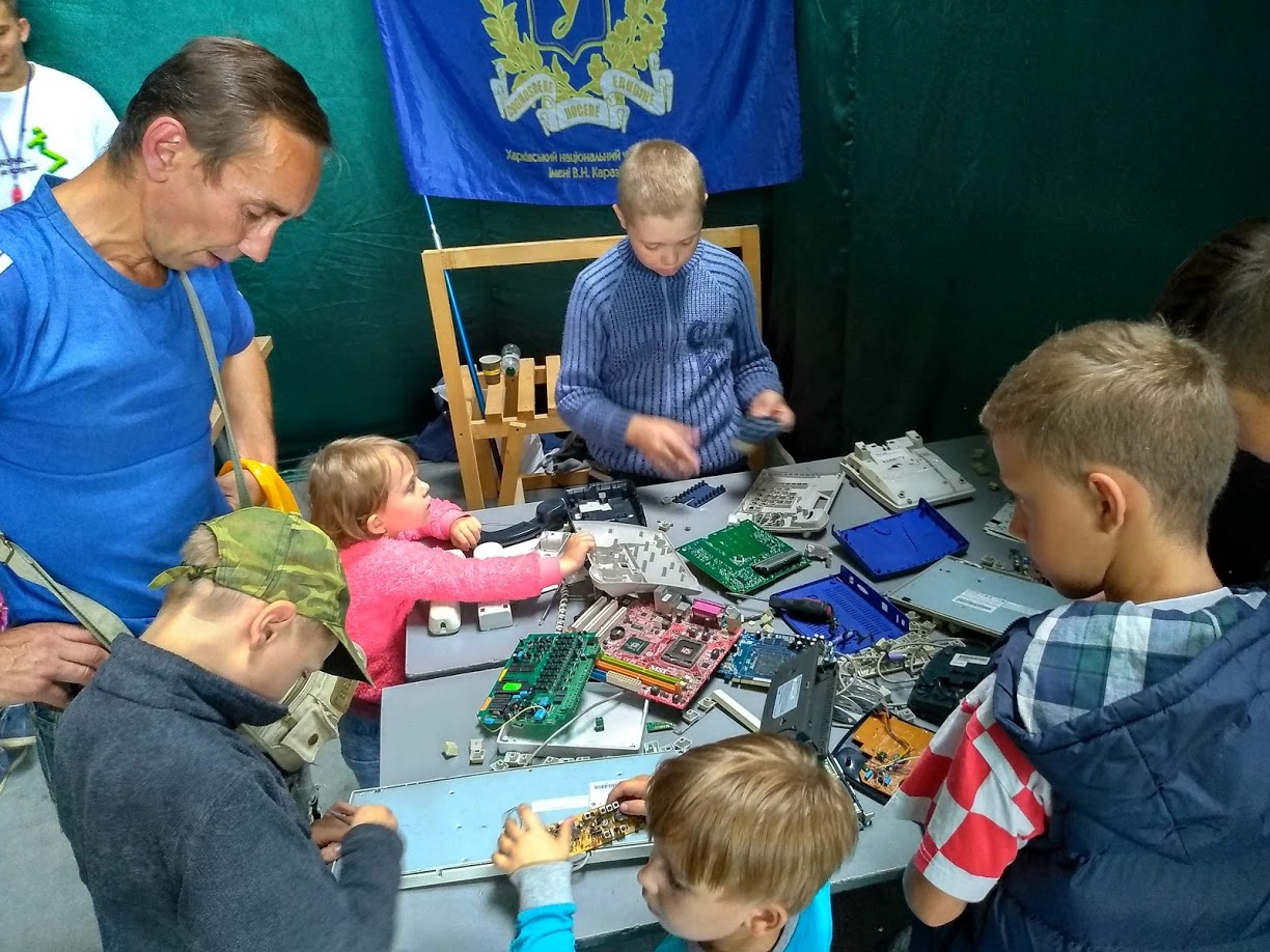 Стіл пана Розбирайка. Львів Стіл пана Розбирайка. Львів