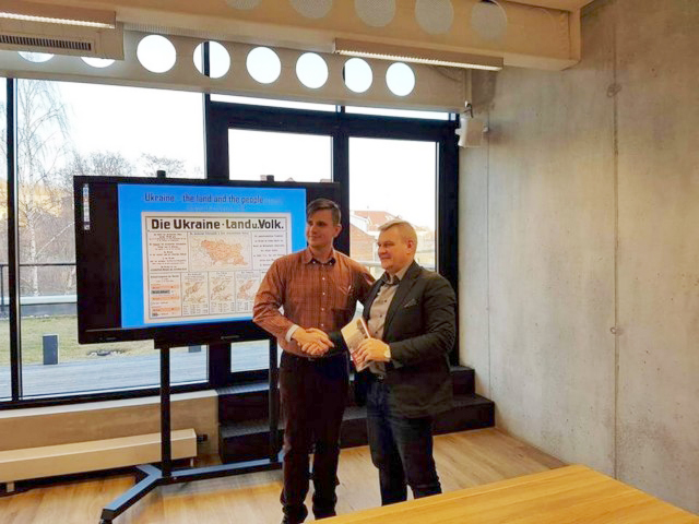 Презентация книги в Каунасе.Слева Артем Петрик Презентация книги в Каунасе.Слева Артем Петрик