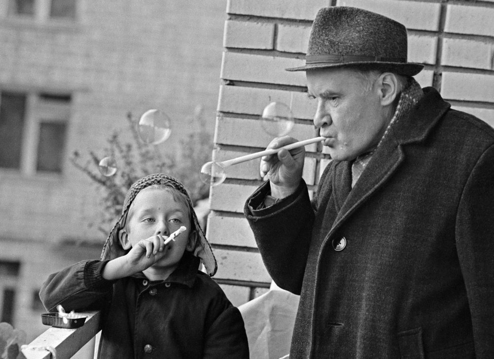 Николай Николаевич Носов с внуком Игорем. Николай Николаевич Носов с внуком Игорем.