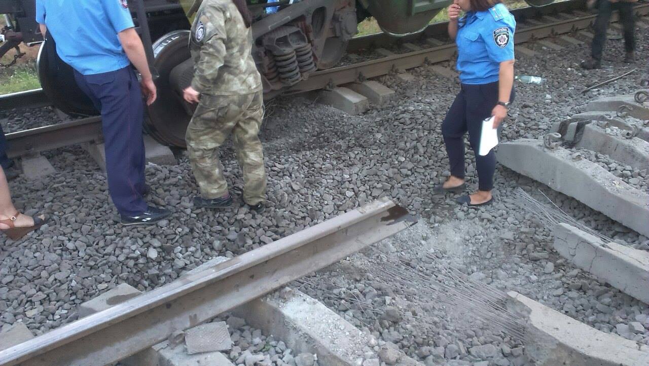 От случайного взрыва на железной дороге. В Одессе взорваны железнодорожные пути. Диверсия в Одессе на железной дороге 2015.