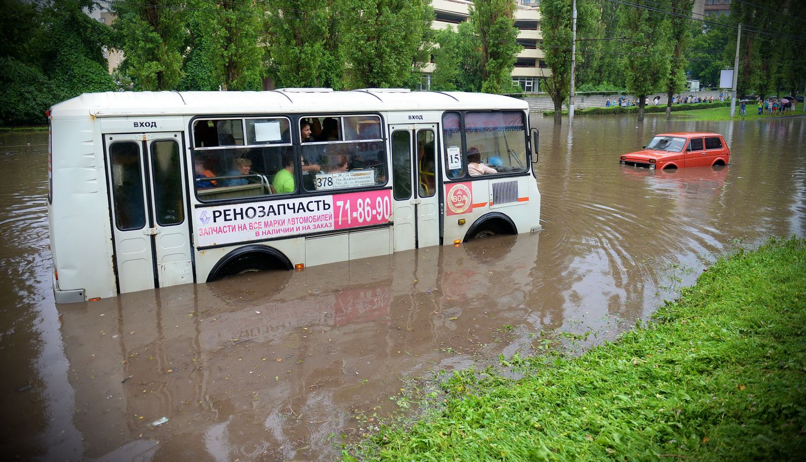 Из-за сильного ливня Сочи и Липецк погрузились под воду - ZN.ua