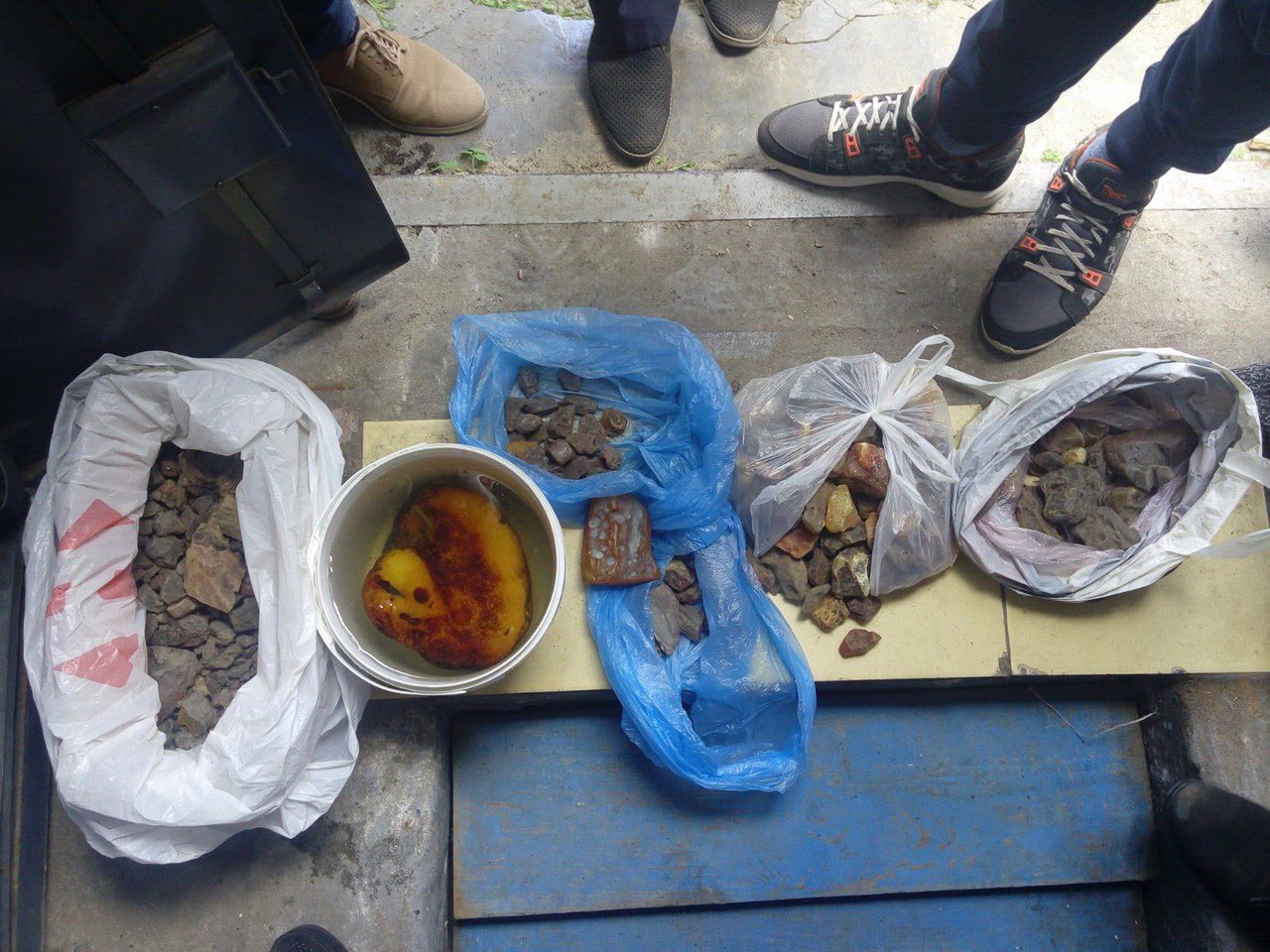 У предпринимателя обнаружили янтарь-сырец разных фракций