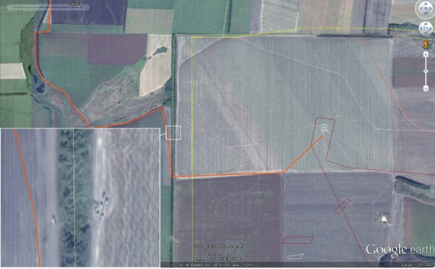 На знімках видно слід, який залишила військова техніка На знімках видно слід, який залишила військова техніка