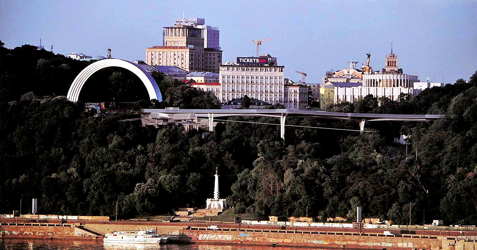 Проект бетонної естакади на схилах Дніпра, що нависає над монументом Магдебурзькому праву