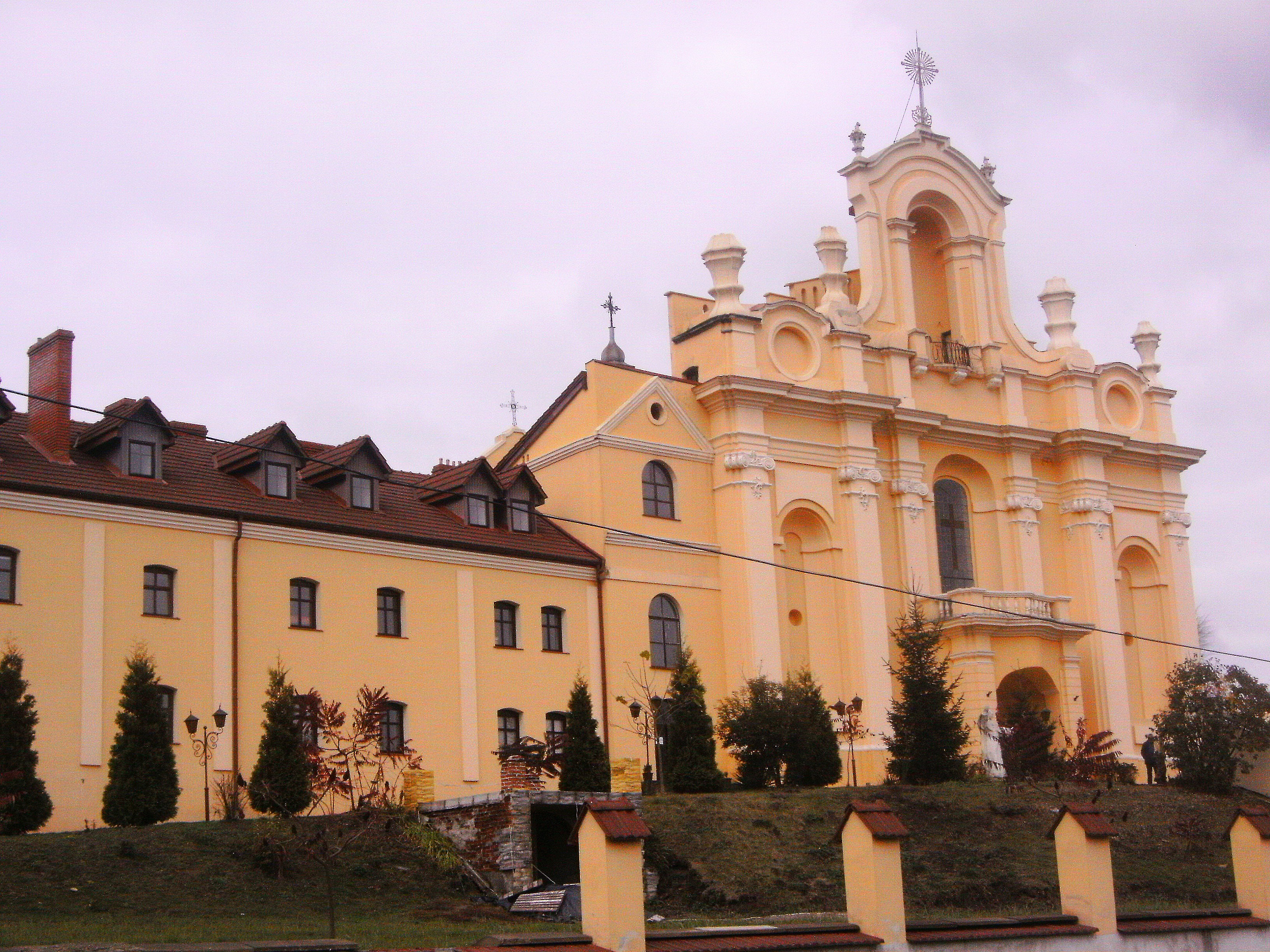 Костел кармелітів у Більшівцях Костел кармелітів у Більшівцях