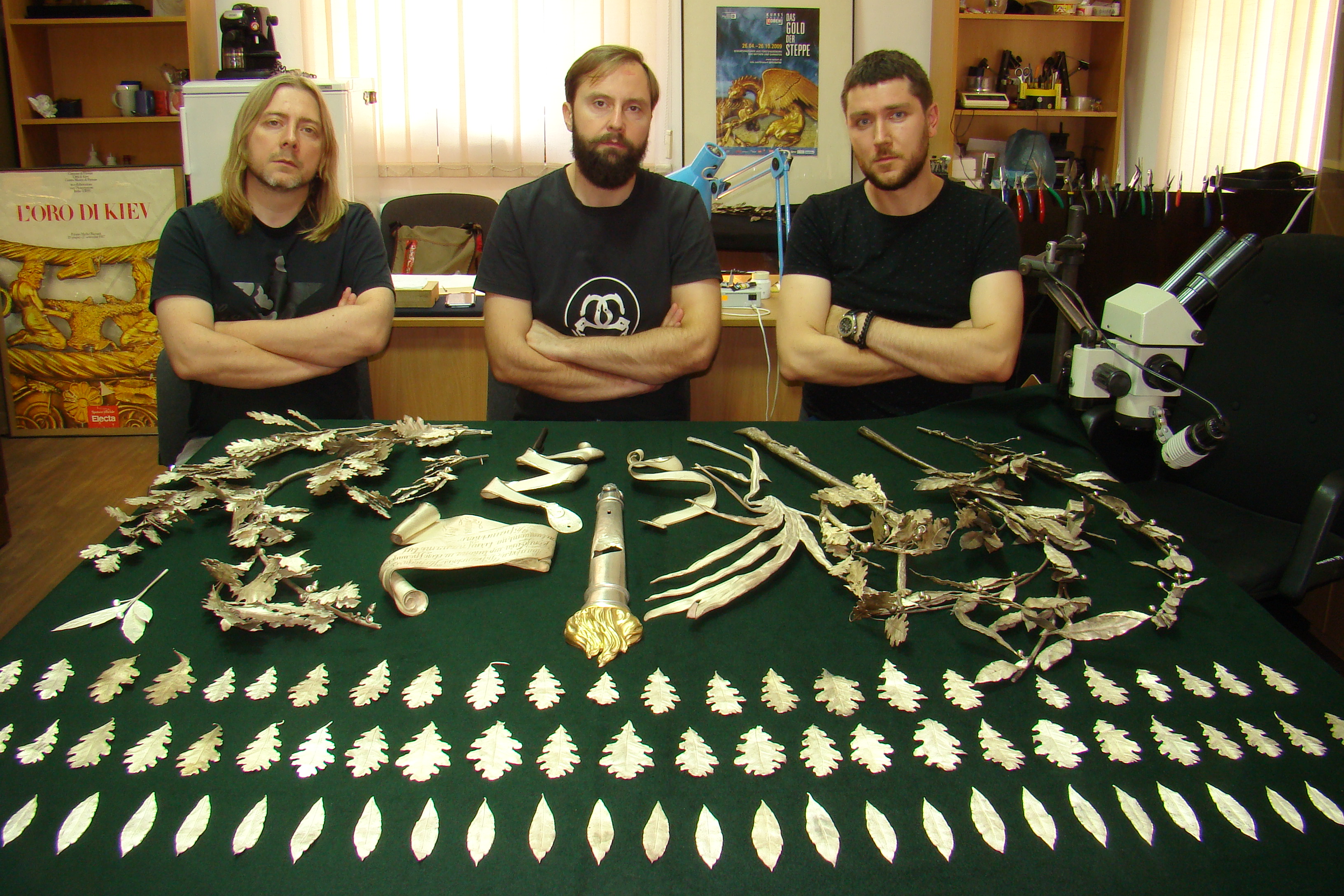 Віталій та Сергій Проволовські та Сергій Синьоокий з елементами вінка перед реставрацією Віталій та Сергій Проволовські та Сергій Синьоокий з елементами вінка перед реставрацією