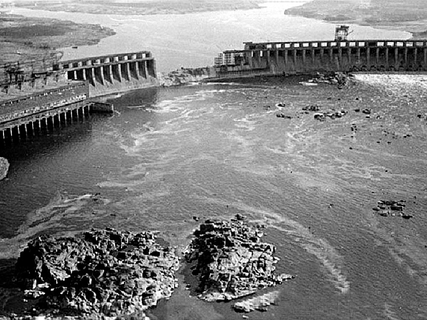 Підірвана відступаючими радянськими військами  гребля 