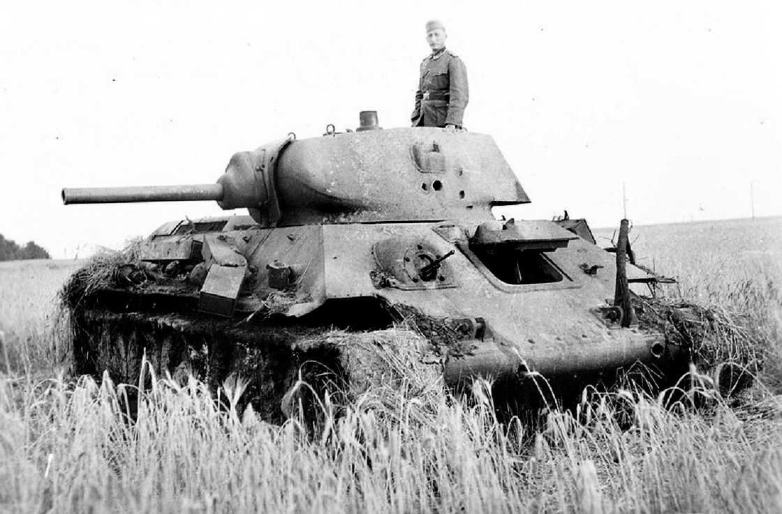 Підбитий радянський танк Т-34, 1941 рік