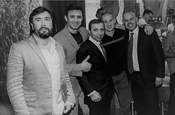 Людина-свято — другий зліва, четвертий — Степан Черновецький Людина-свято — другий зліва, четвертий — Степан Черновецький