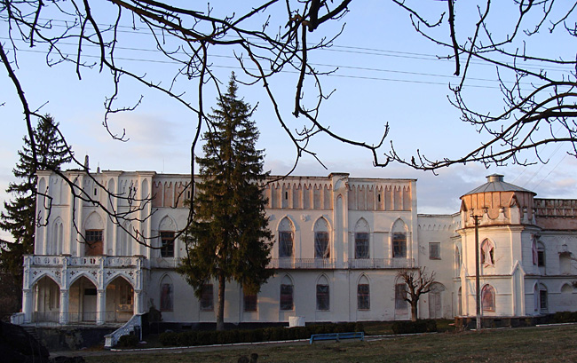 В одному з найкращих палаців Вінницької області (с. Чернятин)
нині технікум В одному з найкращих палаців Вінницької області (с. Чернятин)
нині технікум