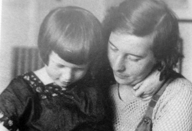 Перед отъездом. Прощание с мамой.
Львов, 1934 Перед отъездом. Прощание с мамой.
Львов, 1934