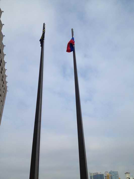 На флагштоке подняли флаг РФ