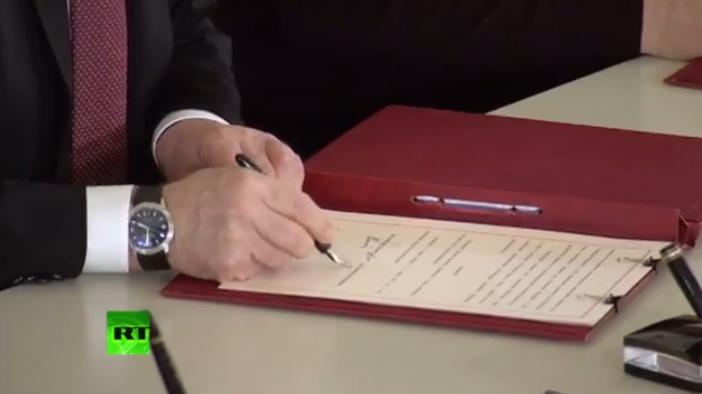 Рука Путина, подписывающего 