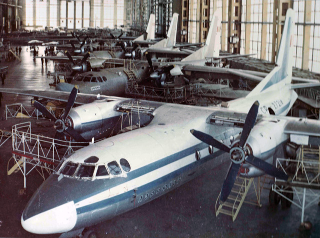 В цеху авиазавода. 70-е В цеху авиазавода. 70-е