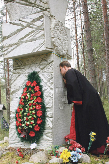 Козацький хрест «Убієнним синам
України»: пом’янімо всіх... Козацький хрест «Убієнним синам
України»: пом’янімо всіх...