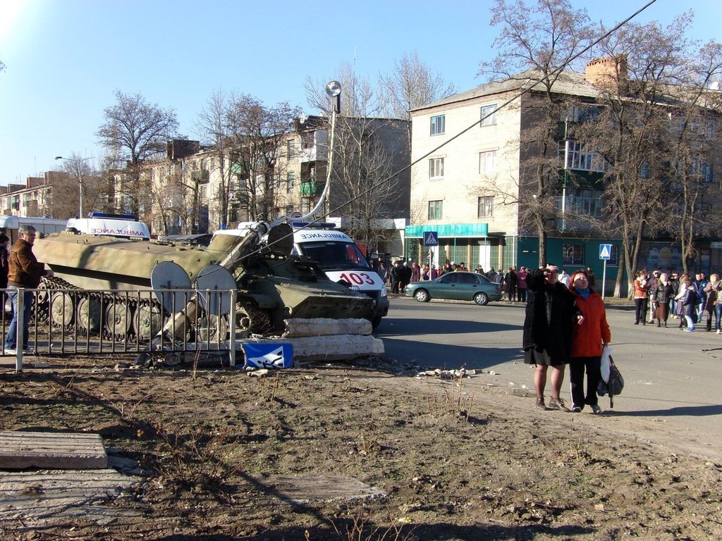 В Константиновке БМД сил АТО совершило наезд на пешеходов, погиб ребенок 6 лет