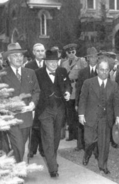 Г.Трумен і У.Черчилль прибули до коледжу. Праворуч – Ф.Маклюер.
Бібліотека штату Канзас Г.Трумен і У.Черчилль прибули до коледжу. Праворуч – Ф.Маклюер.
Бібліотека штату Канзас