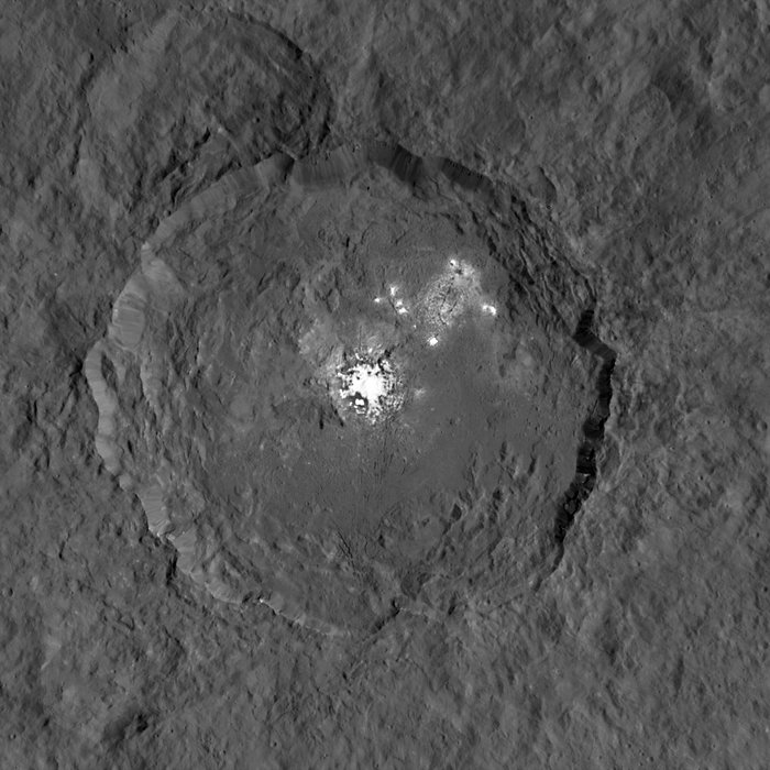 Яркие пятна находятся в центре кратера Оккатор