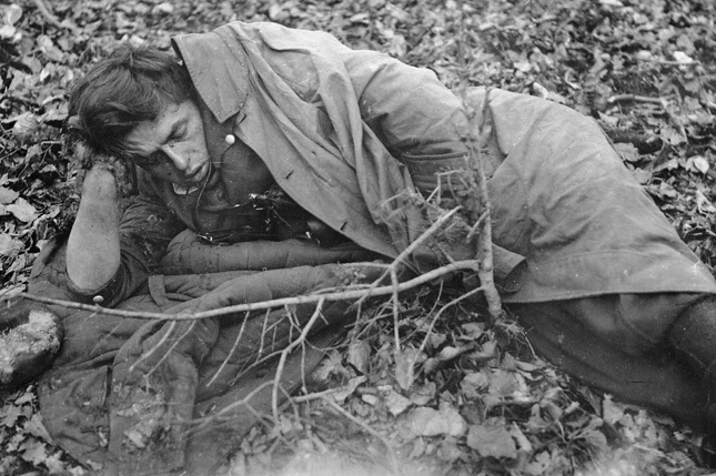 Единственной возможностью отдохнуть для повстанцев был короткий сон в лесу