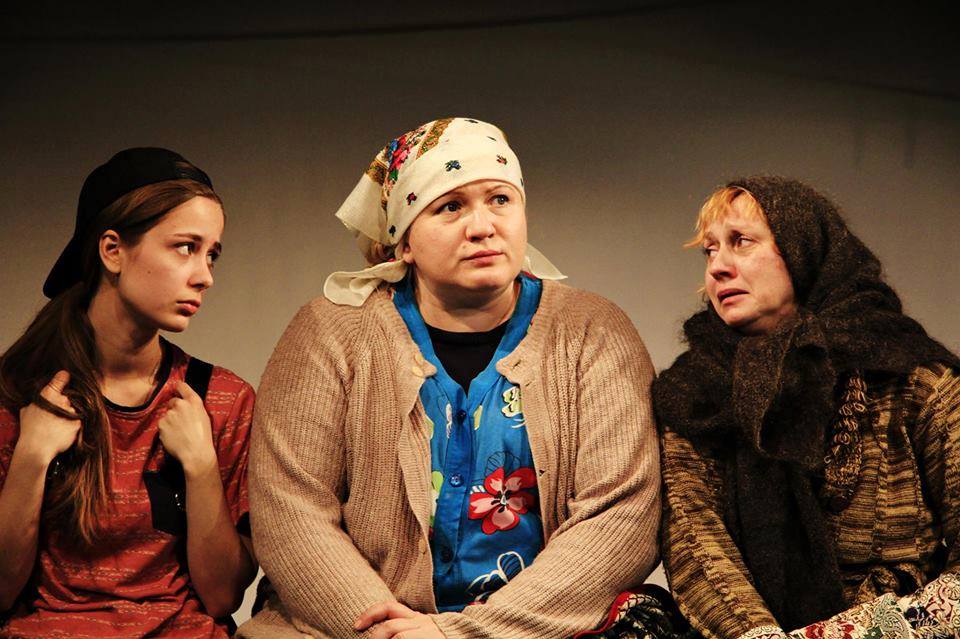 Сцена з вистави «Схід — Захід» Сцена з вистави «Схід — Захід»