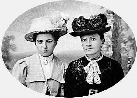 Днипрова Чайка со старшей дочерью Оксаной, 1915 г.