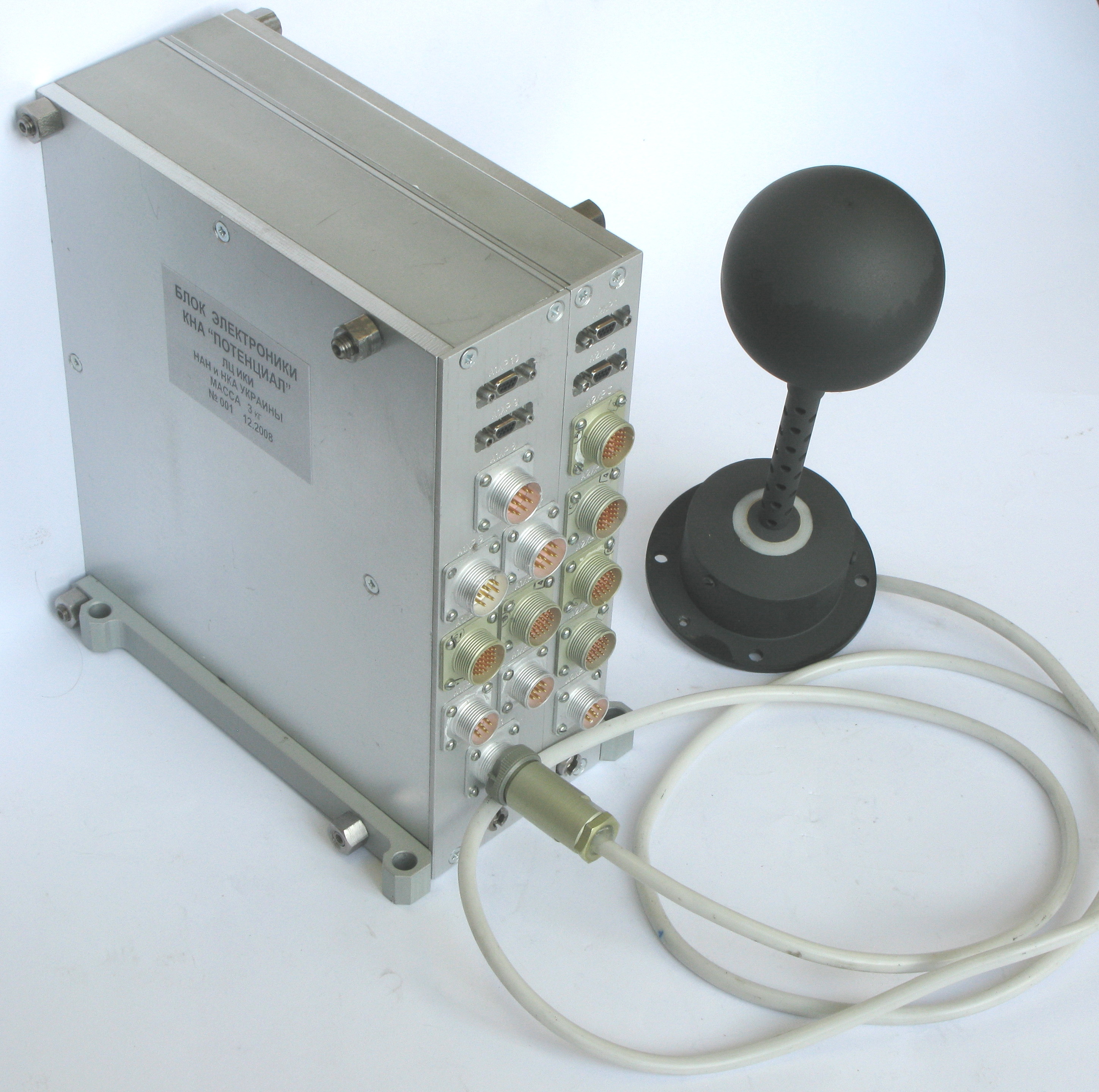 Комплект аппаратуры ПОТЕНЦИАЛ, установленный на борту спутника СИЧ-2 (2011 год) Комплект аппаратуры ПОТЕНЦИАЛ, установленный на борту спутника СИЧ-2 (2011 год)