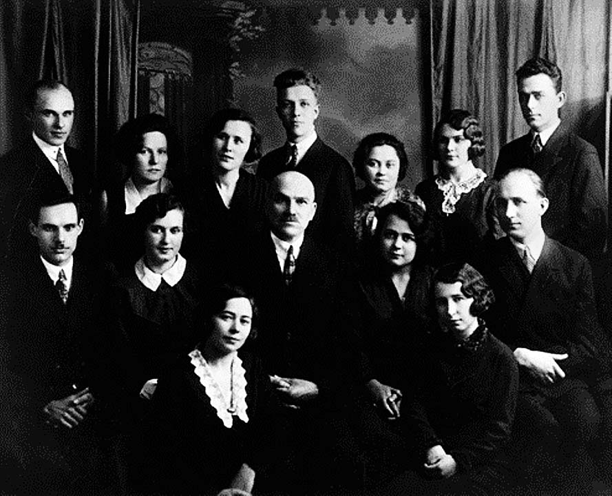 Коллектив КБ Т2К ХПЗ им. Коминтерна с его руководителем А.Фирсовым (1931—1936 гг.) Коллектив КБ Т2К ХПЗ им. Коминтерна с его руководителем А.Фирсовым (1931—1936 гг.)