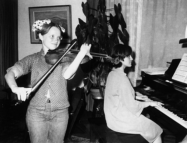 Квитка играет на скрипке