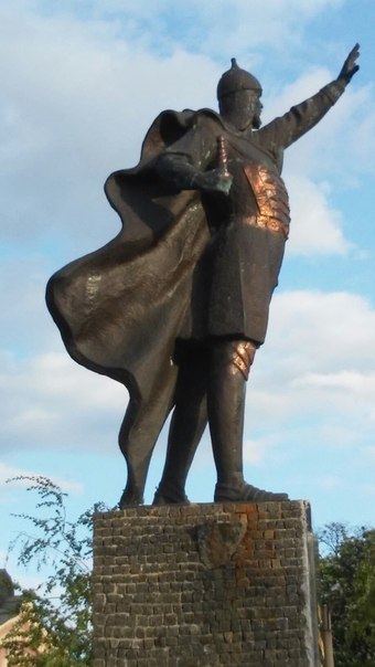 Невский в Харькове остался без меча. Фото - соцсети Невский в Харькове остался без меча. Фото - соцсети