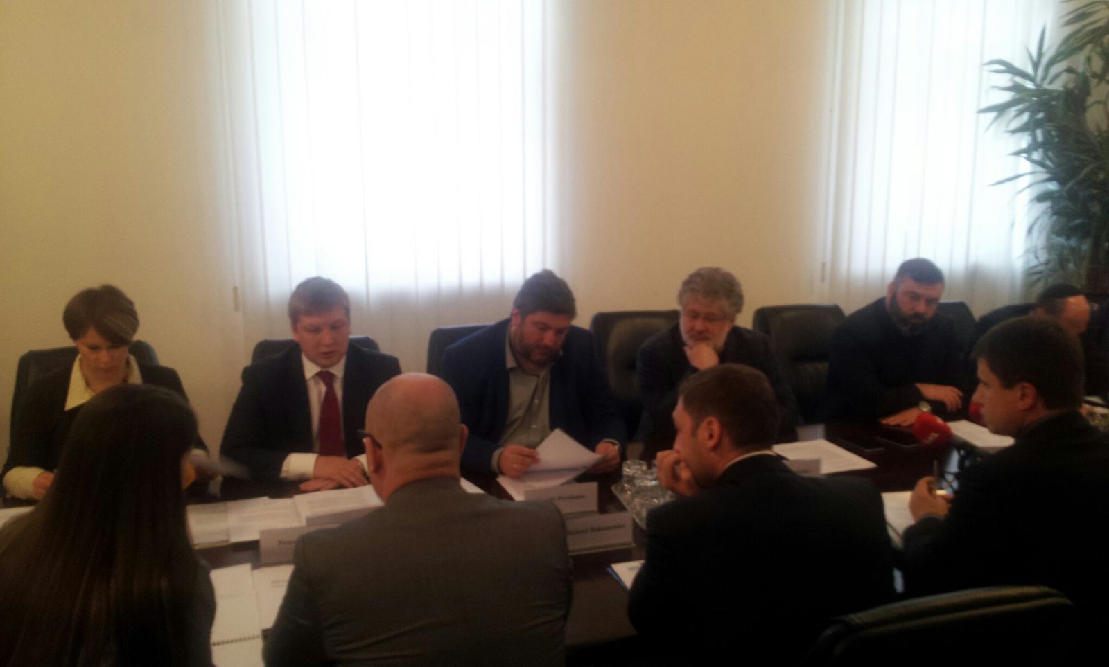 Коломойский пытается спасти лояльное к нему руководство Коломойский пытается спасти лояльное к нему руководство