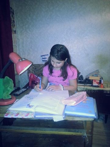 Авдеевка. Наташа учит уроки